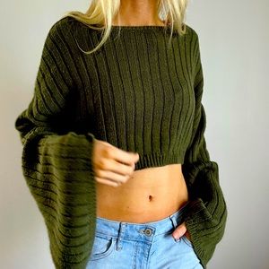 Wide sleeved green crop sweater!